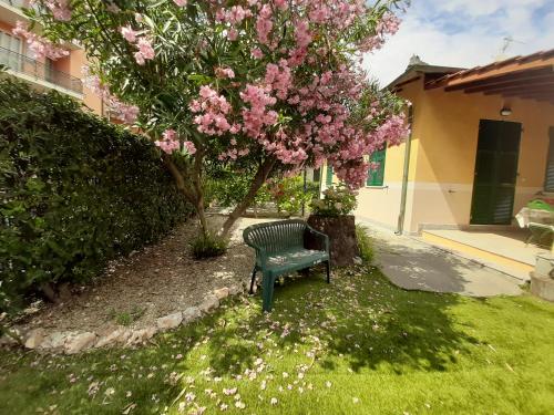 Kert, Villa la Casetta con giardino a 30 m dal mare in San Bartolomeo al Mare