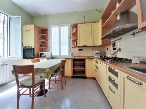 Konyha, Villa la Casetta con giardino a 30 m dal mare in San Bartolomeo al Mare