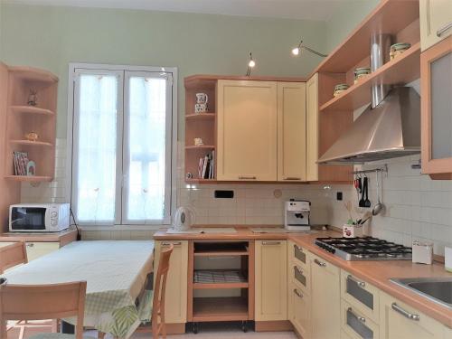 Konyha, Villa la Casetta con giardino a 30 m dal mare in San Bartolomeo al Mare