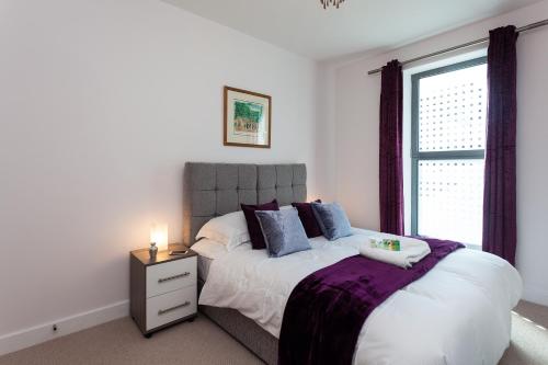 Self-contained town centre contractor apartment Cromwell Rd by Helmswood Serviced Apartments Redhill 
