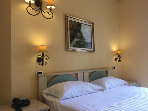 Standard Double Room image 3
