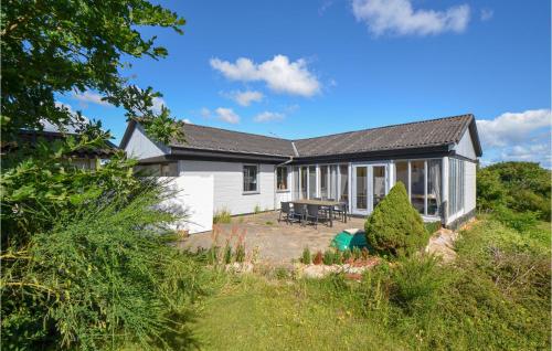  Beautiful Home In Allingbro With 4 Bedrooms And Wifi, Pension in Allingåbro