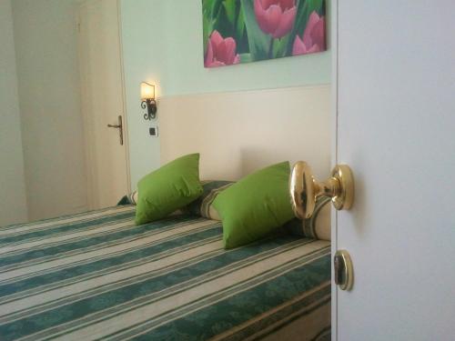 Standard Double Room image 4