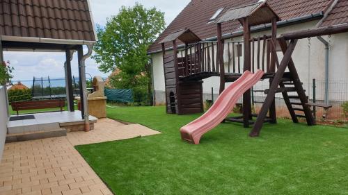 สนามเด็กเล่น, Aranyeső Apartmanházak No.1 (Aranyeso Apartmanhazak No.1) in บาลาโตนัลมาดิ