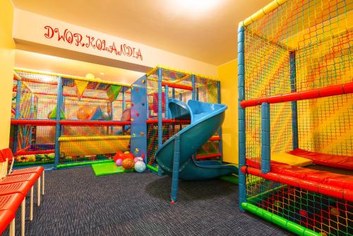 兒童俱樂部, Dworek Nad Stawem & Łaźnia Piwna (Dworek Nad Stawem & Laznia Piwna) in 奧斯特魯夫馬佐維卡