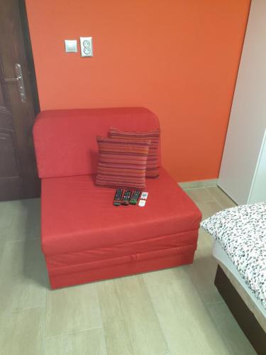 1 double bed, 1 futon bed