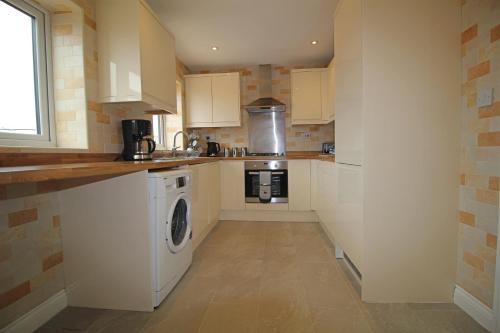 Sillars Getaways - Modern Four Bedroom Town House