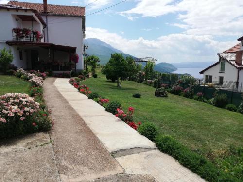 Shoposki Guest House in Elshani