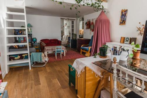 Bright atypical duplex in Menilmontant, Paryż (zdjęcie 8)