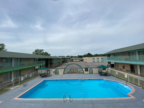 Canterbury Inn & Suites - image 8