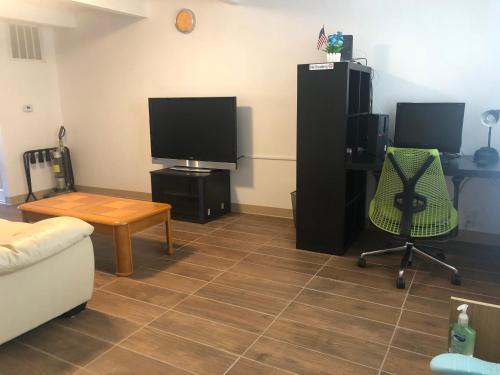 Shared lounge/TV area, Hyde Park Modern Private Room - Near Univ of Chicago in Hyde Park