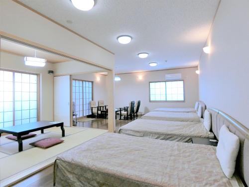 Yurakuan Miyazaki Stop at Yurakuan Miyazaki to discover the wonders of Miyazaki. Featuring a satisfying list of amenities, guests will find their stay at the property a comfortable one. Facilities for disabled guests, 