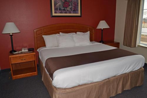 Paola Inn and Suites - main image