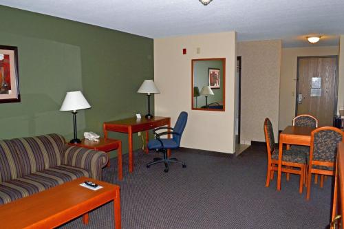 Paola Inn And Suites