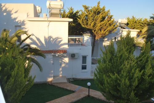 Flisvos Beach Apartments - image 3