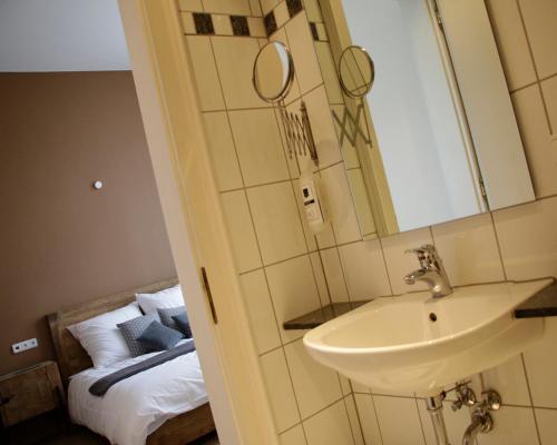 Z&B Hotel - image 8