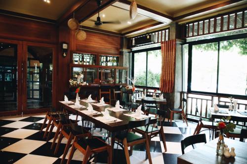 Restaurant, Hotel de l'amour in Prakhon Chai