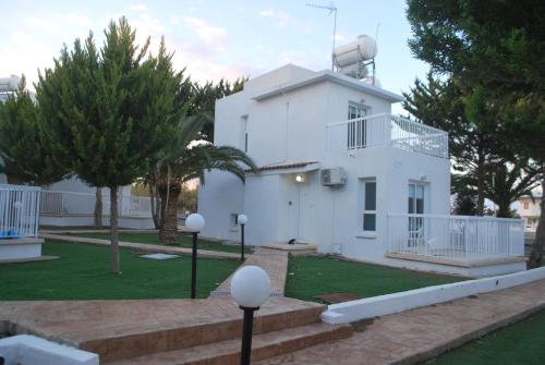 Flisvos Beach Apartments - image 5