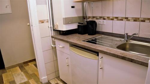 Aceto Home 1.1km von Ehemaliges Stummfilmkino Delphi entfernt