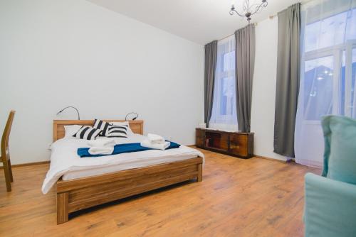 Oak Tree Old Town Apartments Room Type - Studio with Balcony