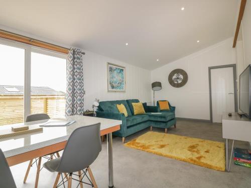 18 Meadow Retreat - image 2