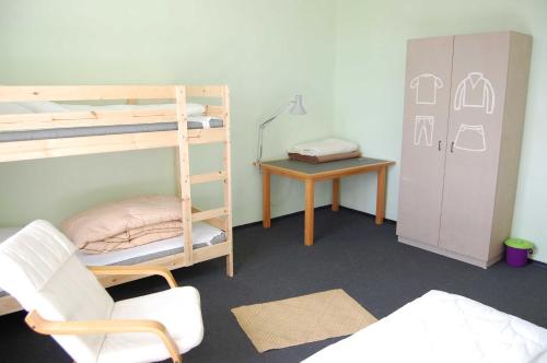 1 queen bed, 2 bunk beds