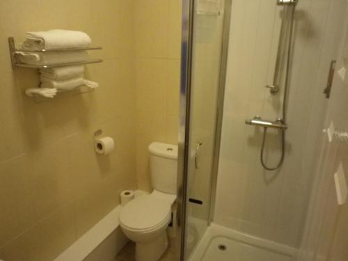 Twin Room image 4
