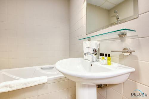 Studio Apartment with Excellent Facilities in Manchester Tower by Deluxe Holiday Homes - image 4