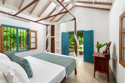 Queen Suite with Pool View image 9