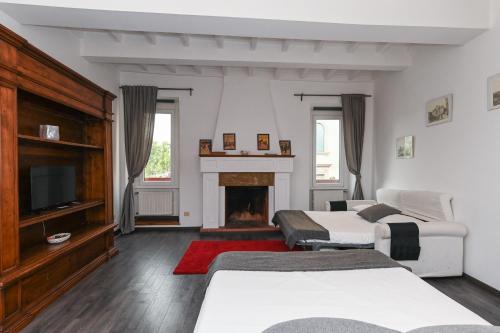 Gorgeous Trastevere loft on the river - image 12