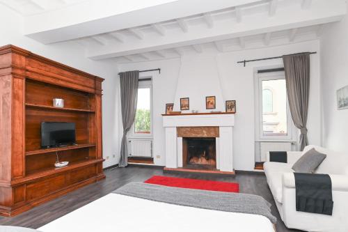 Gorgeous Trastevere loft on the river - image 6