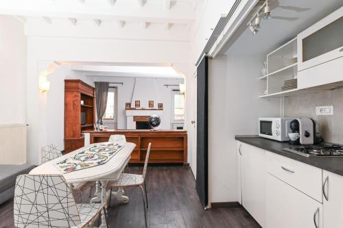 Gorgeous Trastevere loft on the river - image 13