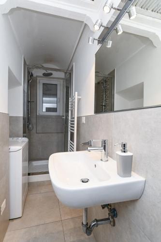 Gorgeous Trastevere loft on the river - image 11