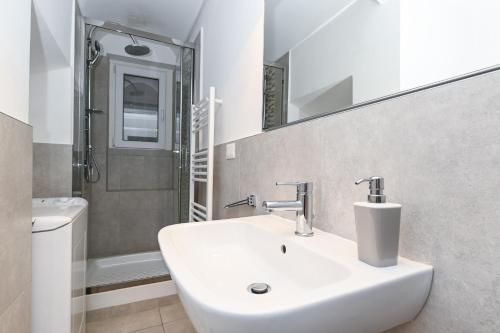 Gorgeous Trastevere loft on the river - image 9