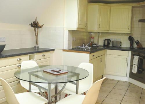 Westlands House, City Centre, Home-From-Home - Apartment - Basingstoke