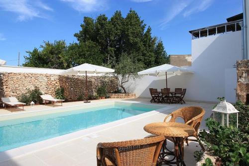 Racale Villa Sleeps 16 with Pool and Air Con