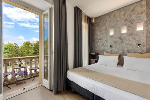 Deluxe Double Room with Balcony and Lake View