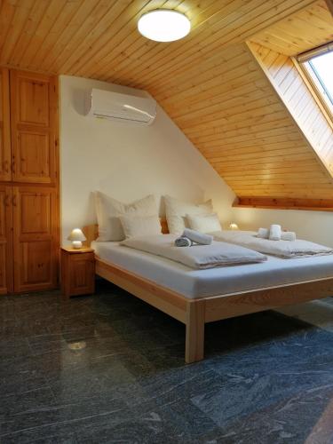 1 king bed, 1 sofa bed