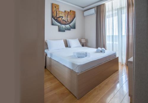 1 king bed, 1 sofa bed