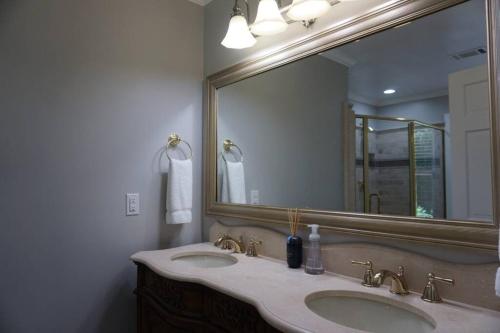 Beautiful & large newly renovated 5 bedroom house. in Marietta, USA
