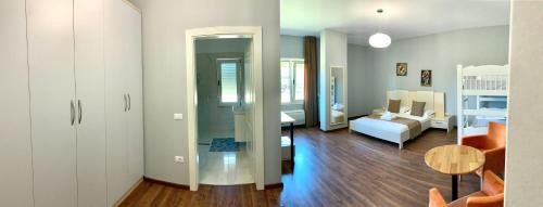 Deluxe Family Room image 9