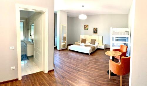 Deluxe Family Room image 8