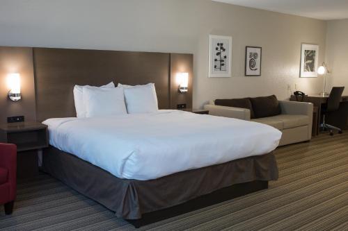 Country Inn & Suites by Radisson, Platteville, WI