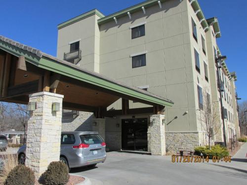 Parkwood Inn & Suites