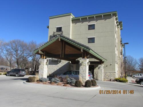 Parkwood Inn & Suites