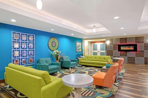 Lobby, La Quinta Inn & Suites by Wyndham Grand Forks in Grand Forks (ND)
