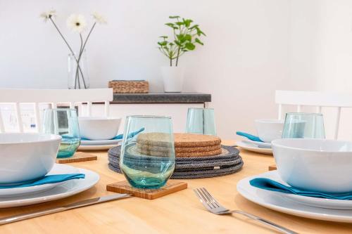 Blue Winds and Waves in Cowes North