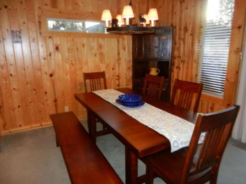 Terrific Central Oregon Chalet - image 9