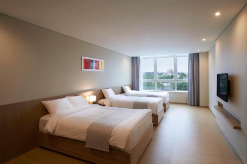 Triple Room with Hanok Village View