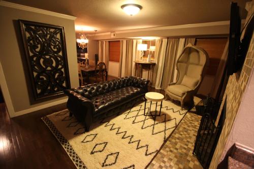 Three-Bedroom Deluxe Apartment image 8